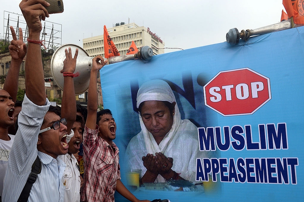 

Student activists protesting against pro-Muslim stand by the state goverment in all the educational schemes and organisations in the West Bengal state. (DIBYANGSHU SARKAR/AFP/Getty Images)